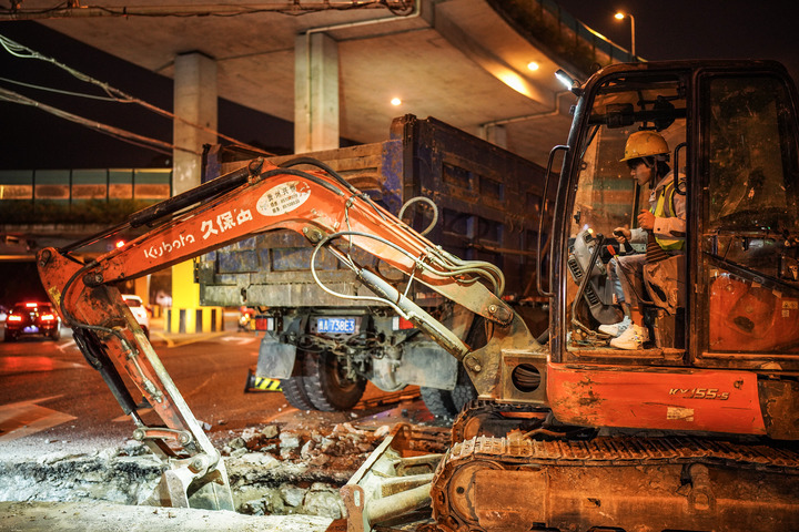 8.4月30日淩晨，工人在貴陽雲岩（yán）區大營路危舊管道改造項目現場進行管溝路麵破碎作業。.png